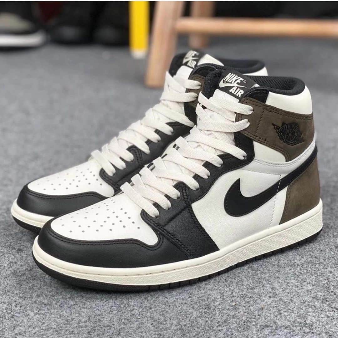 Sneakgalleryさんのインスタグラム写真 - (SneakgalleryInstagram)「The Air Jordan 1 #DarkMocha is scheduled to release November 21st, 2020. Double Tap if you’re planning to COP!」8月10日 6時45分 - sneakgallery