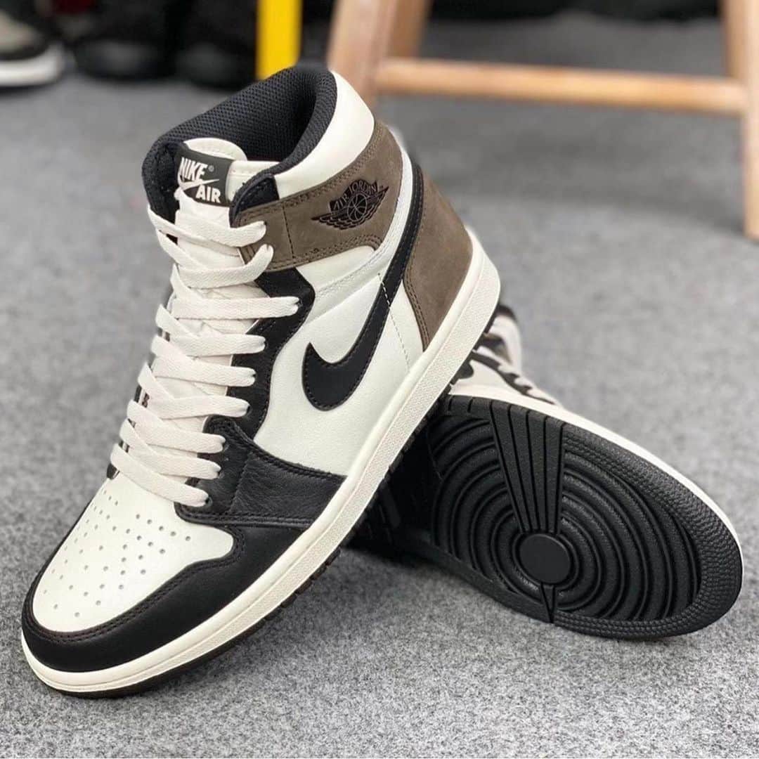 Sneakgalleryさんのインスタグラム写真 - (SneakgalleryInstagram)「The Air Jordan 1 #DarkMocha is scheduled to release November 21st, 2020. Double Tap if you’re planning to COP!」8月10日 6時45分 - sneakgallery
