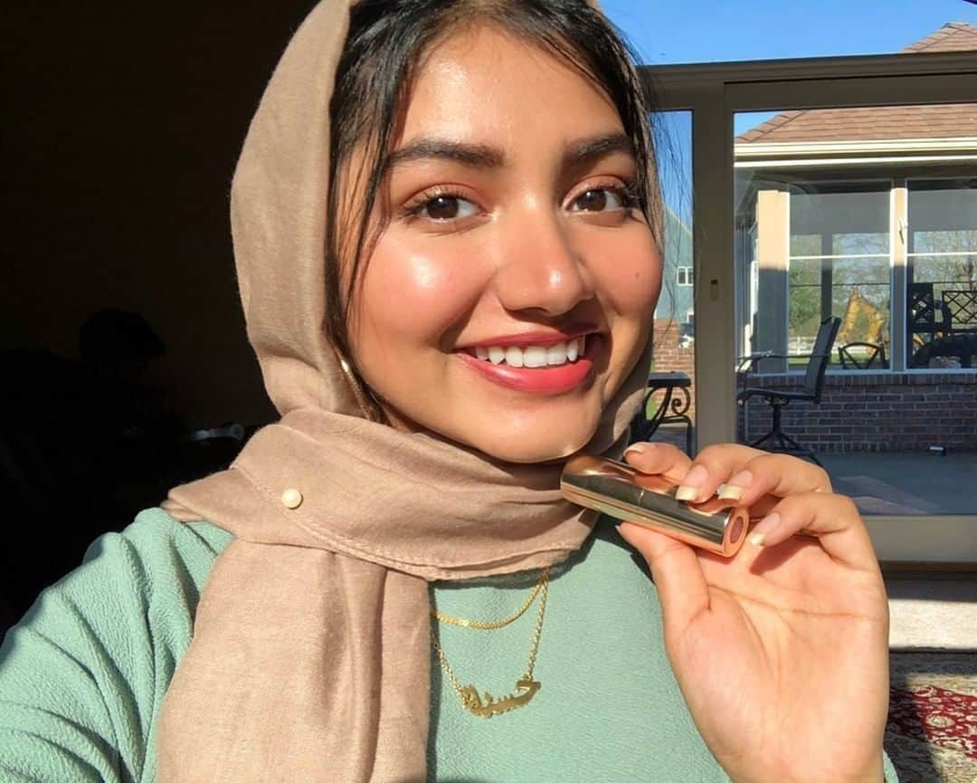 BECCAさんのインスタグラム写真 - (BECCAInstagram)「@fatima_holla finishes her sunny, summertime look with a pop of moisturizing colour with Ultimate Lipstick Love in Rosewood. 💄 Rosewood is a warm, rich rose, available at @Sephora.」8月10日 7時00分 - beccacosmetics