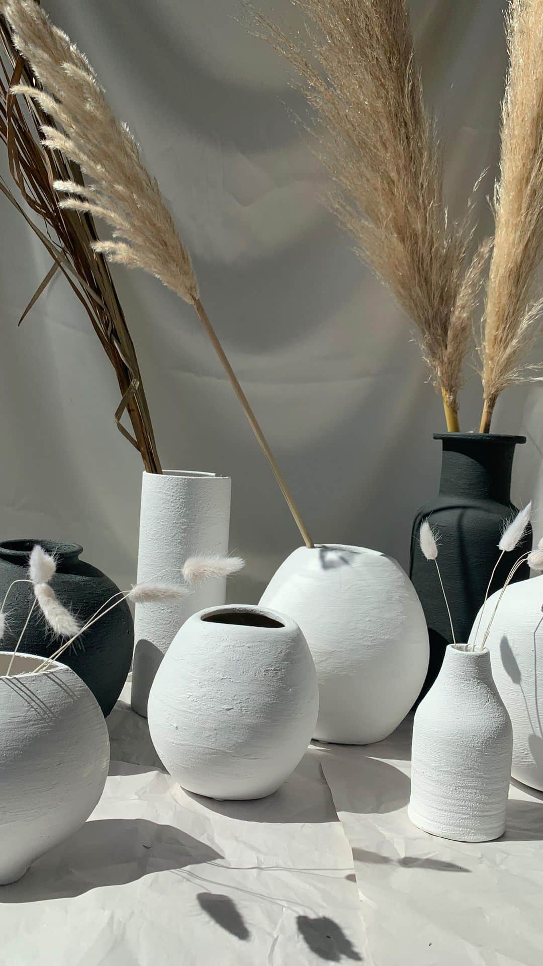 エマリン・エストラーダのインスタグラム：「DIY up cycled thrift vases! It was a pretty simple process, here it is.. you’ll be seeing more of these soon 🤍」