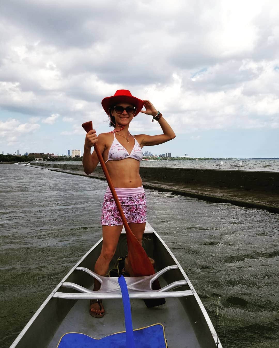 リュボーフィ・イリュシェチキナのインスタグラム：「Paddling up the #humberriver and back to the #lakeontario 🚣‍♂️🚣‍♀️ with my gentleman @dean_harrison 😘 Successful Sunday)  #Lake #canoe #me #boat #summer #sundayfunday #sunday #Canada #proudtobecanadian #ontario #river」