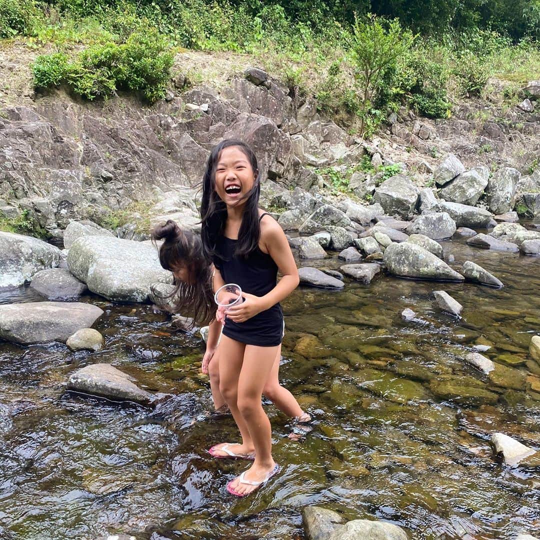のインスタグラム：「夏らしい遊びをまったくさせてあげれてなかったので川遊びへ… カニやサカナを素手で捕まえたり BBQをしたり…🍖  このはじける笑顔に癒されたぁぁ✨  #淡路島#淡路島旅行#川遊び#bbq#娘コーデ#キッズコーデ」