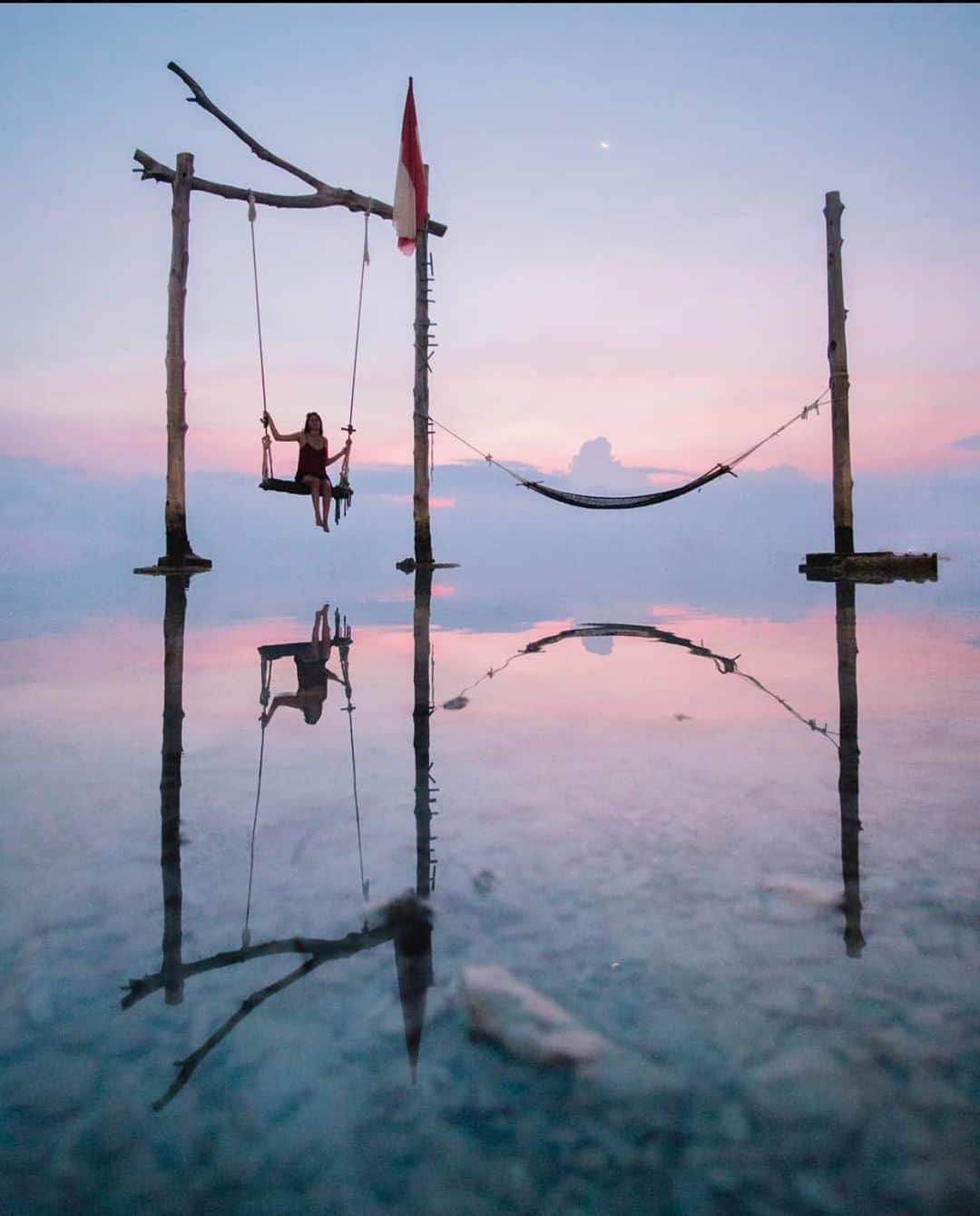 Canon Photographyさんのインスタグラム写真 - (Canon PhotographyInstagram)「Peaceful moments in the Gili islands  Photography // @danmaniel  Curated by @henry.nathan  #indonesia #gilitrawangan #sunset #hammock」8月10日 17時55分 - cpcollectives