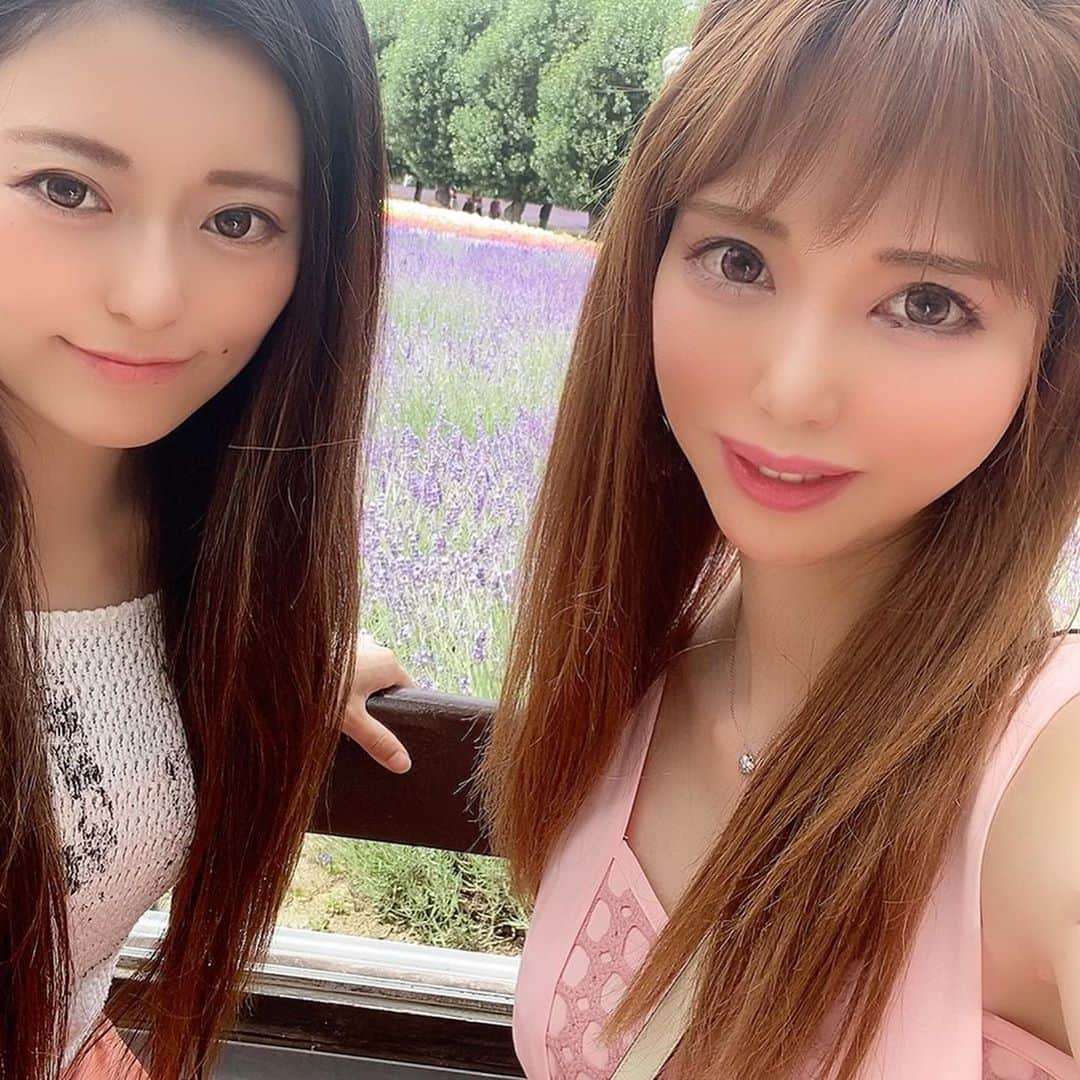 あやかたこやきのインスタグラム：「みなちゃんとラベンダー❤️  あと、8月生まれ祝い㊗️ 初めて五感ってところ行ってきたよー‼️ハマグリデカすぎた❤️  #富良野 #ラベンダー #富田ファーム #ススキノ #五感 #蛤 #牛タン刺し #クラブ #鈴鐘 #ベルベ #あやき #ニュークラブ #キャバ嬢 #ホステス #錦 #北新地 #ミナミ #新宿 #歌舞伎町 #六本木 #銀座 #中洲 #国分町 #instagood #instagram #l4l」