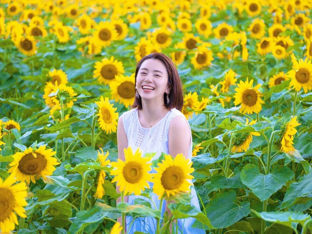 ゆりあんぬのインスタグラム：「. この写真📷めーーっちゃ笑ってるけど、 こうゆう時の笑顔は大抵、 作り笑顔とかじゃなくてシンプルにしょーもないことで笑ってる時😂 . モデル時代こんな自然な笑顔で笑えんかった。 . 素の表情もいいって言ってもらえるのが嬉しい😊 .  . 撮影が楽しいって感じてる自分をきづくと、少し自信もてたのかなっておもう。  . . . ちなみに、笑ってた理由はカメラマンさんが雨男すぎて、カメラ構えた途端に大雨になって笑ってました🤣  photo by @seta_masami」