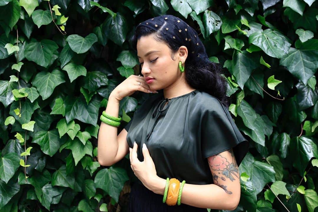 ティファニー・キャデラックのインスタグラム：「Eat more green, wear more green💚  Lovely bangles and hoop earrings from @bowandcrossbones ✨  #bowandcrossbones #fakelitejewellery #authenticrepro」