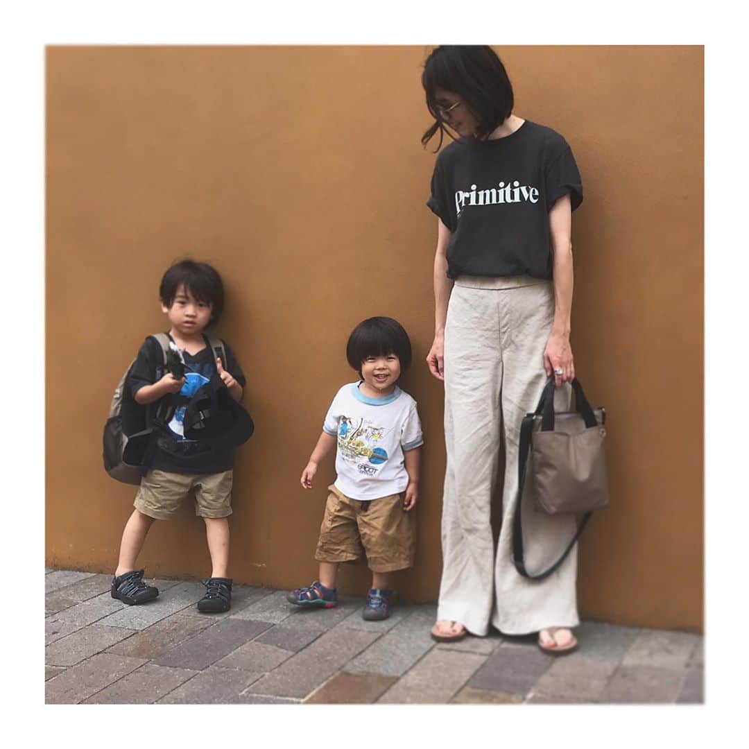 上村若菜のインスタグラム：「. 珍しく3ショット。 近場の水族館へ🐬整理券制でした😷 . 今日はスミクロTシャツ❤︎ 今は全て完売してますが、また近日中に再販予定です✨ . #wakameswardrobe #ママコーデ #親子コーデ #カジュアルコーデ #ロゴTコーデ #ロゴT #4歳 #2歳 . Tシャツ… @rita_jeans_tokyo  パンツ… @plage サンダル… #rainbowsandals  2枚目のリュック… @greish #wsac #カーキ .」