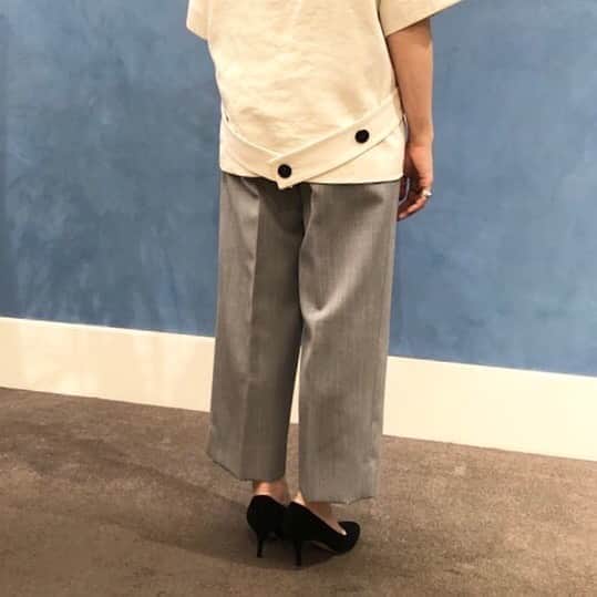 のインスタグラム：「. 【CINOH】 定番のタックワイドパンツ。 今シーズンは、９分丈の仕上がりですっきりと🍃 . #cinoh #demiluxebeams #20aw #beams」