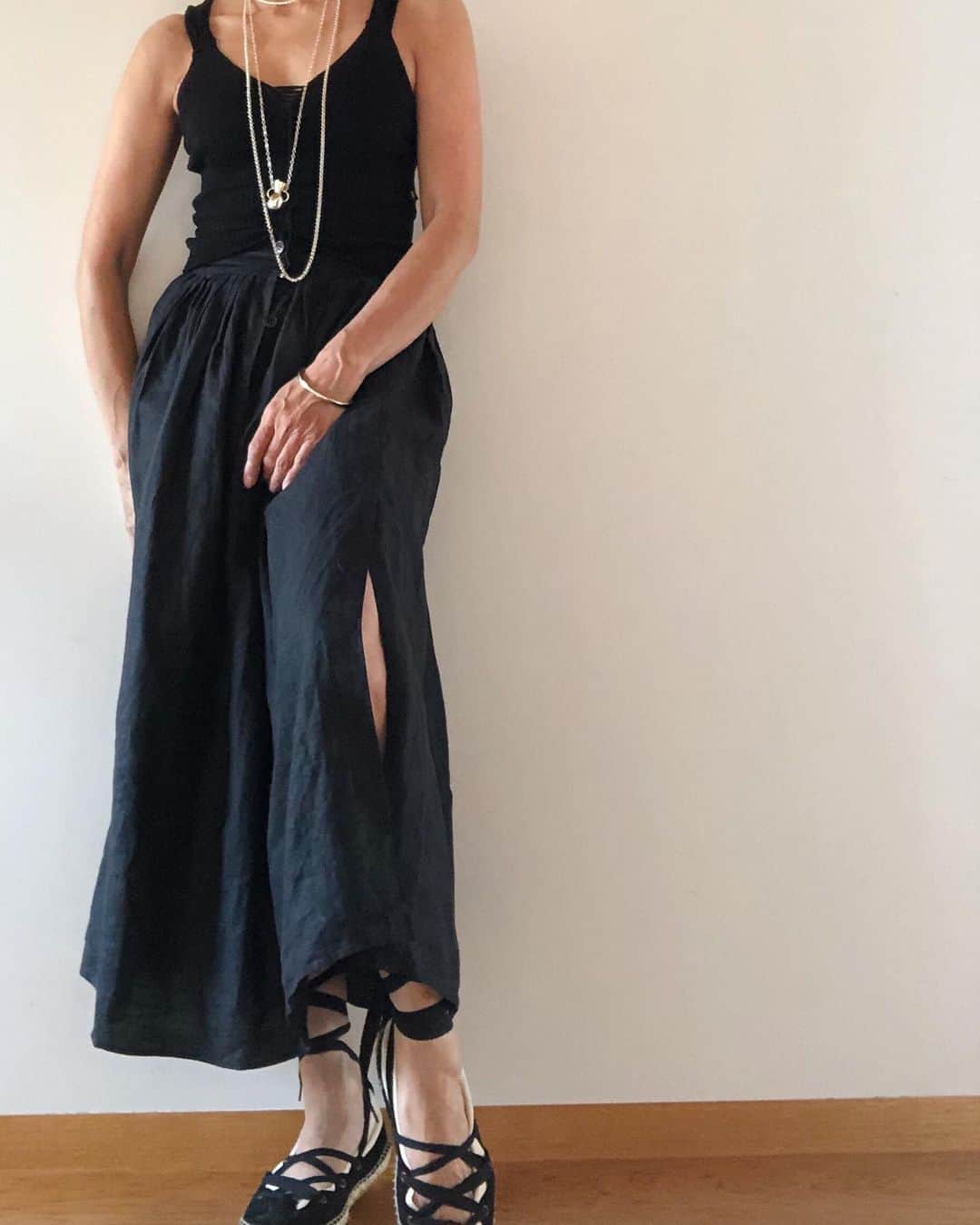 のインスタグラム：「先日柄シャツに合わせていたスカート  リネンでたっぷりギャザー 落ち着いた印象のシンプルスカートと思いきやサイドにスリット入り  スリットって動きやすさというメリットもあるけど人からの見え方という視点で考えるとハッとする魅力でもあると思うんです  今夜販売予定です  #swellvtg #linen #skirt #販売予定品」