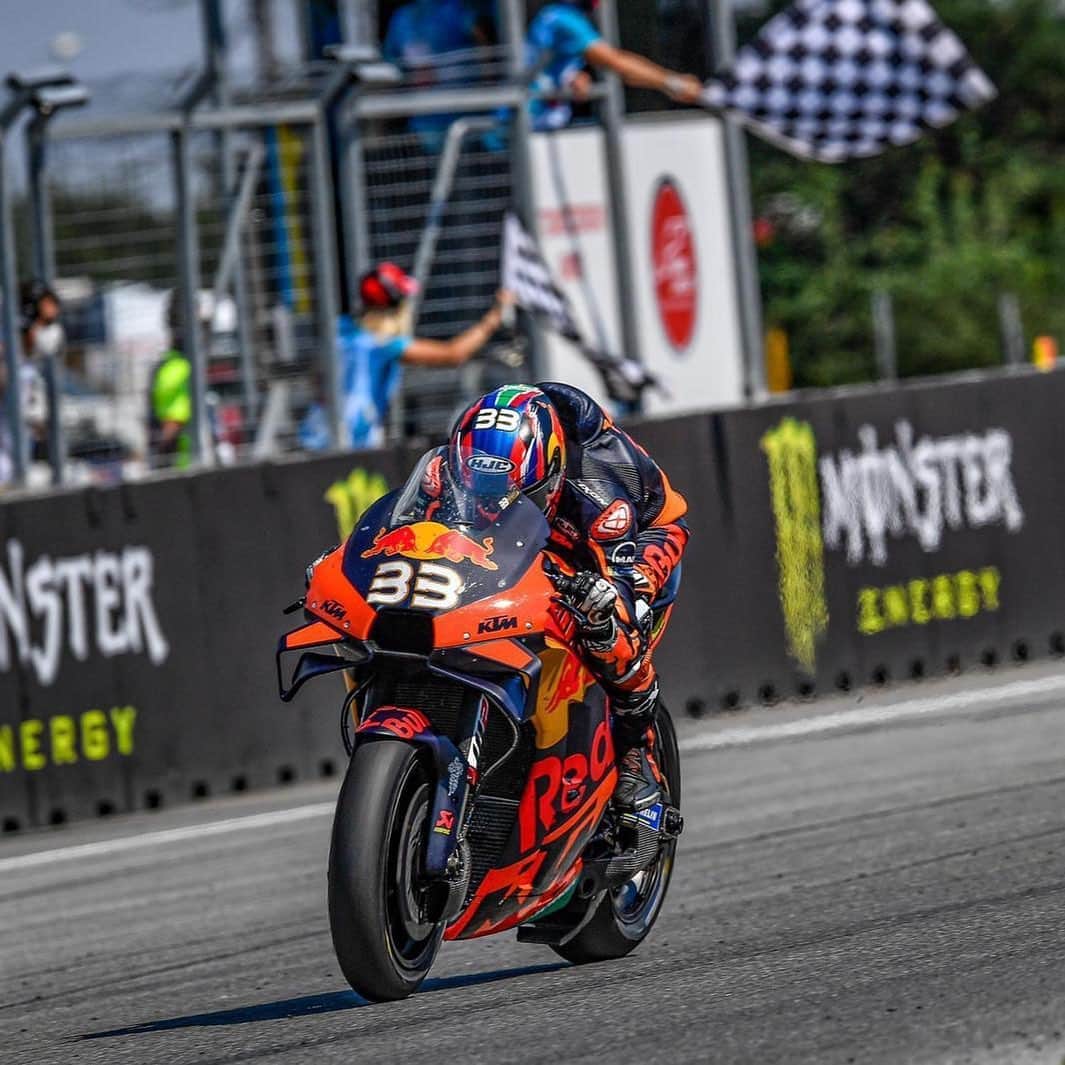 MotoGPさんのインスタグラム写真 - (MotoGPInstagram)「By winning the #CzechGP 🇨🇿 race yesterday, the 24-year-old @bradbinder joined the exclusive club of riders who have won a #MotoGP race in their rookie year!! 🙌 Can you tell who were the others? 🤔 Let us know ⬇️ #Bradical」8月10日 16時41分 - motogp