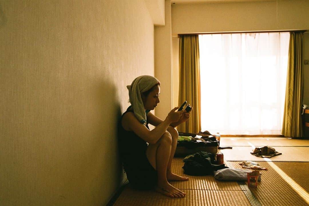 Aya（高本彩）さんのインスタグラム写真 - (Aya（高本彩）Instagram)「フォトバイアヤ in 沖縄🌇  夕陽がたくさん入る畳のポカポカ部屋が最高だった。  #photobyaya#沖縄#写真だけでも旅行気分#夏#海#女子旅#たびのび」8月10日 16時46分 - aya_dream04