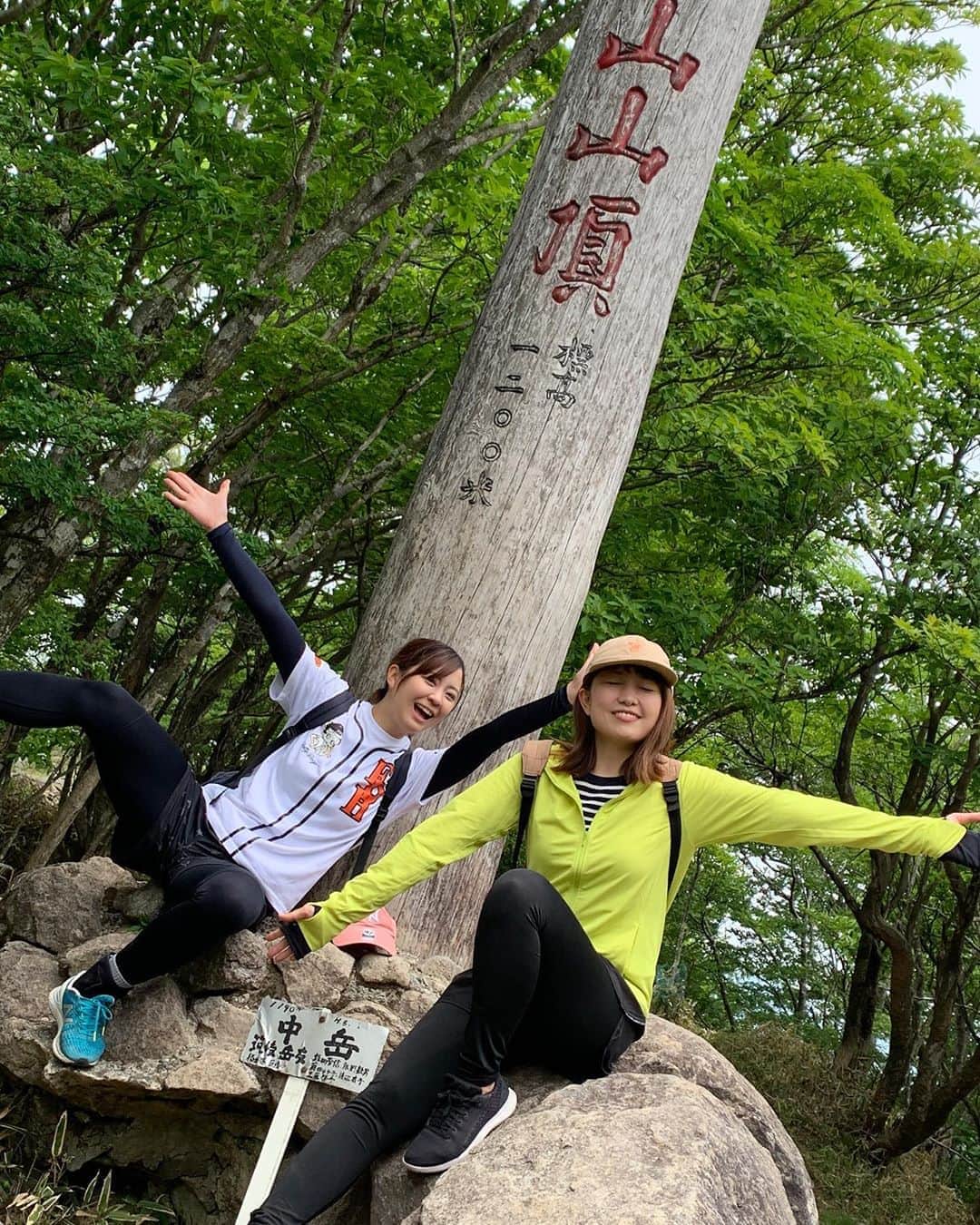 上杉あずさのインスタグラム：「. 8月10日は #山の日 朝からヤマーナカマーの川崎先輩から登山不足による不満ラインが来ました。以前、英彦山登った時の我々。早く登山トレーニング行きたいねえ／^o^＼ #優ちゃんとヤマー #山人 #登山 #近場 #英彦山 #小学生以来の英彦山でした #逆サイドから登ってみた #階段ツラすぎ #登る度に太ももがたくましくなる #ナイストレーニング #落ち着いたら遠方の山に行きたい #yama #yammar #mountain #mounting #climbing #training #fukuoka #hikosan #mt #🗻 #⛰ #8月10日」