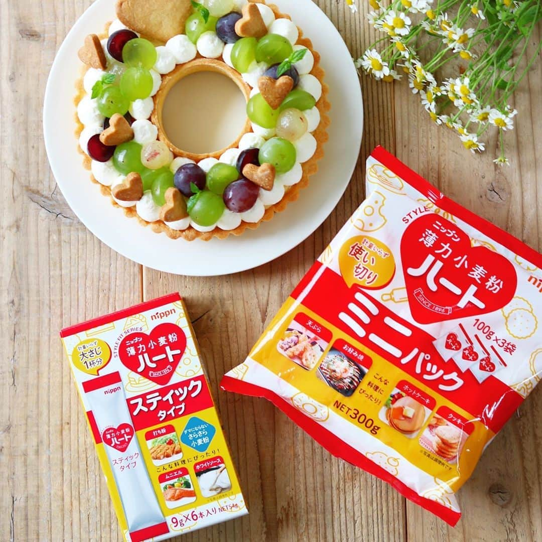 mikiさんのインスタグラム写真 - (mikiInstagram)「・ ・ bake.custard cream lease tarte ・ ・ 久しぶりのリースタルト。　 皆さん❤️今日、8月10日は「ハートの日」なんですって！ なのでハートいっぱいのリースタルトを作りました❤️ カスタードたっぷりいれて、フルーツのせて仕上げにハートのクッキーのせ♡ 4枚目の写真に敷いてある紙のランチョマット♡パッケージにも使われてる柄なんです！めちゃくちゃかわいい🥰♥️ ・ ・ 今回のリースタルトは以前もご紹介した、日本製粉(nippn)様から提供して頂いたニップンハートミニパックの薄力粉とニップンハートスティックタイプの薄力粉を使用しました！ ・ まずミニパックの方はパートシュクレに使用！ 1袋100g入ってるので、使い切るレシピに。 ・ スティックタイプはカスタードに使用しました。 ・ 今回はお菓子作りに使用しましたが、最近娘の塾弁を作る機会が増え、特にスティックタイプが大活躍！唐揚げなど薄力粉をまぶす際、1つに大さじ１入ってるので出し過ぎも防止できるしすごく便利😍めっちゃ活用してます！！ ・ ・ パートシュクレとカスタードのレシピも記載しておきますね！ ・ ・ ・ 18センチ底取れタルト型と6センチセルクル1台分 ・ ・ <パートシュクレ> 材料 ○無塩バター　60g ○粉糖　40g ○卵黄　1個 ○牛乳　小さじ1/2 ○ ニップン　100gミニパックタイプ（薄力粉）1袋 ○アーモンドパウダー　15g  <下準備> ○無塩バターと卵黄は常温にしておく。 ○薄力粉、アーモンドパウダーを一緒にふるっておく。  作り方 ①ボールにバターを入れホイッパーで混ぜそこへ粉糖を入れ粉っぽさがなくなるまで混ぜる。  ②1に、卵黄と牛乳を混ぜたものを入れ、ホイッパーで混ぜる。  ③2にふるった薄力粉とアーモンドパウダーを入れ、切るように混ぜ合わす。  ④混ぜ合わせたものを一つにまとめラップに包み平らにして冷蔵庫で1時間くらいおく。  ⑤冷蔵庫からだし生地に粉をふりかけラップで挟み麺棒でタルト型に合わせて伸ばし敷き込む。  ⑥敷き込んだらクッキングペーパーを敷き込み重石をのせる。  ⑦予熱180度で15分焼き、クッキングペーパーと重石を取り除き5分から10分焼く。 ・ ・ ・ <カスタード> 材料 ○牛乳　200ml ○卵黄　2個 ○グラニュー糖　50g ○バニラビーンズペースト　小さじ1 ○ ニップン　スティックタイプ（薄力粉）1本 ○コーンスターチ　10g ○無塩バター　12g ○ラム酒　小さじ1/2 ・ <下準備>   ○薄力粉、コーンスターチを一緒にふるっておく。  作り方 ①鍋に牛乳とバニラビーンズペーストを入れ弱火にかける。周りがふつふつしたら火からおろす。  ②ボールに卵黄とグラニュー糖を白っぽくなるまで混ぜたら、薄力粉とコンスターチを合わせたものを加え混ぜる。  ③2に1をすこしずつ入れ混ぜる。  ④3を鍋に戻し再び火にかけ、ホイッパーで絶えず混ぜ、とろみをつける。  ⑤ふつふつと湧き上がったら火からおろし、バターを加えて余熱で溶かし混ぜる。  ⑥お好みでラム酒を加え、バットにあけて平らにしラップを密着させ冷ます。  <仕上げ> ①リースタルトにカスタードを流し入れ、お好みで生クリームを絞りお好みのフルーツを乗せて完成！  ＊パートシュクレの生地がすこし余るのでハート型で抜き焼いて飾りました！ ・ ・ ・ #日本製粉　 #ニップン #NIPPN #ハート薄力粉 #ニップンハート薄力粉 #ニップンハートミニパック薄力粉 #計量いらず #いつも開けたてフレッシュ #ニップンハートスティックタイプ薄力粉 #計量いらず #ダマにならない #さらさら小麦粉 #いつも食卓にニップン #PR #小麦粉 #薄力粉  ・ ・ ★自身のミスで再投稿失礼致しました。いいね！を下さった皆さんごめんなさい🙏🏻」8月10日 16時42分 - koron.n