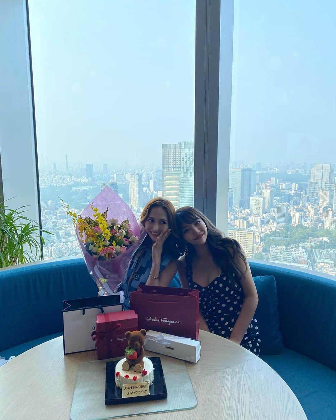 RIKAのインスタグラム：「𝒄𝒆𝒍𝒆𝒃𝒓𝒂𝒕𝒊𝒐𝒏 🎊💍🧸🏰  8年目はお誕生日と、なんと婚約もお祝い🌻❤︎ 心から幸せそうな顔が本当に嬉しい😆 おめでとう🌻出会ったのはまだりかが高1で、 そこから今まで笑いあり涙あり恩があり💠  大好きだよ🧸 これからもまだまだりかが大人になるのを 見守っててねーー👶🏻❤︎笑」