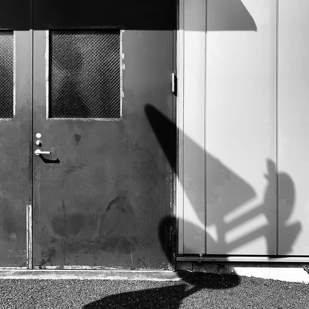 naotakeのインスタグラム：「ドア - A door / iPhone XR & Snapseed, 20200810 . . 予防策万全で、食べたかったものを食べるちっぽけな旅に出た。 . . #spicollective #royalsnappingartists #infamous_family #rsa_main #infinity_photo_cult #2_fineart #jp_gallery_member #jp_gallery_bnw #trb_bnw #wp_bnw  #bnw_life #bnwlife_member #bnw_life_shots #bnw_captures #world_bnw #top_bnw #team_jp_ #team_jp_モノクロ #ig_energy_bw #ig_nihon #streetphotographybnw #igersjp #blackandwhite #bnw #bnwphoto #monochrome #bw #bnwphotography #ShotOniPhone #shotoniphoneXR」
