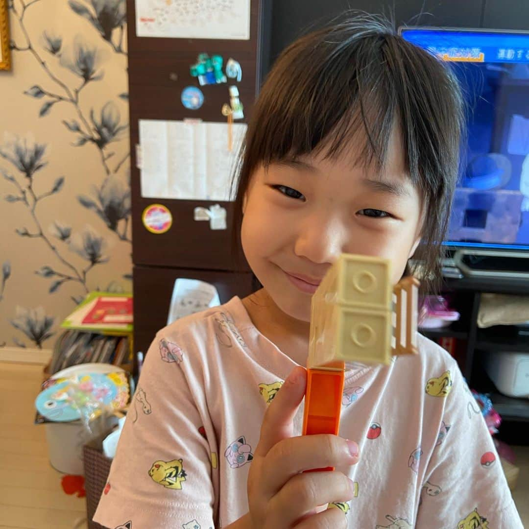 御影倫代のインスタグラム：「new normal!  She built a LEGO thermometer, “96.4℉” Withコロナ時代、レゴで何か作ってるなぁと思ったら体温計。「35.8℃ですね」」