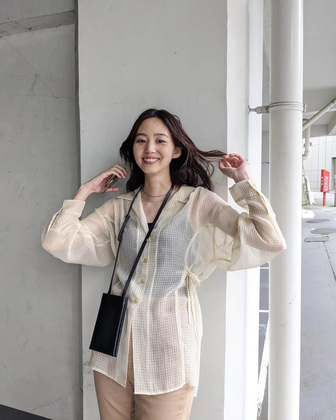 Shiho Sasakiのインスタグラム：「髪を切る前に撮ってたスナップ📸 せっかくだから🤞 凹凸感のあるサッカーチェックが可愛いシャツ❤️ 開襟だから羽織りとしても活躍しそう🙆‍♀️ #MOUSSY#MOUSSYSNAP」