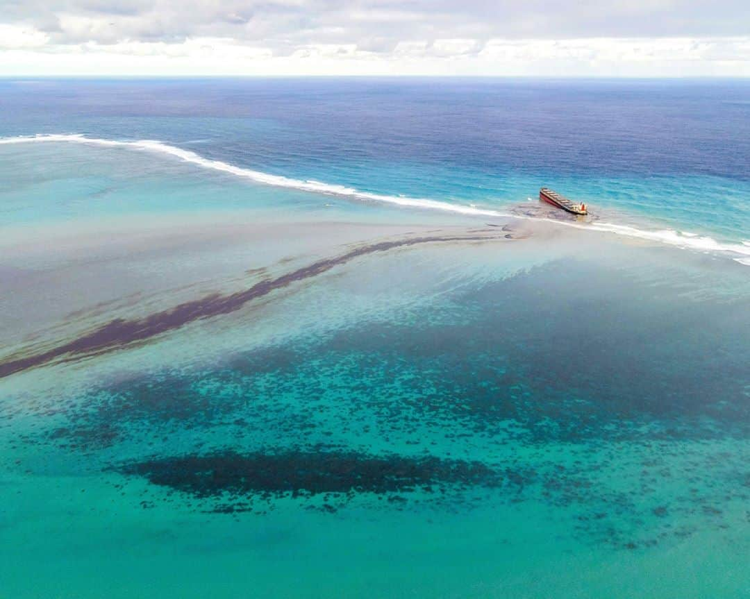 ルモンドさんのインスタグラム写真 - (ルモンドInstagram)「Le bateau échoué dans les eaux cristallines de l’île Maurice avec 4 000 tonnes de pétrole à bord menaçait, dimanche 9 août, de se briser, faisant craindre une catastrophe écologique encore plus grave dans cet espace maritime protégé.⁣ Dimanche soir, la petite nation de l’océan Indien se préparait au pire. Les équipes d’intervention sont provisoirement parvenues à bloquer la fuite d’hydrocarbures qui se déversaient depuis plusieurs jours de la cale du bateau.⁣ Mais le risque que le vraquier se brise tout simplement en deux était grandissant.⁣ Le Wakashio, appartenant à une entreprise japonaise mais battant pavillon panaméen, transportait 3 800 tonnes d’huile lourde et 200 tonnes de diesel lorsqu’il a heurté le 25 juillet un récif à Pointe d’Esny. Situé sur la côte sud-est de l’île, ce récif est un joyau écologique connu pour ses sites de conservation classés internationalement.⁣ Jeudi, les autorités mauriciennes ont annoncé que des hydrocarbures s’écoulaient de la coque fissurée du vraquier. Plus de 1 000 des 4 000 tonnes de carburant transportées par le Wakashio se sont déjà déversées en mer, a indiqué Akihiko Ono, le vice-président de la Mitsui OSK Lines, la société qui exploite le navire.⁣ Dimanche, des milliers de personnes ont afflué sur les rives pour tenter de limiter tant bien que mal la marée noire qui menace l’île.⁣ Les volontaires se sont efforcés de tresser des barrages flottants en chanvre et en tissu afin de circonscrire la nappe de carburant. D’autres, munis de masques et gants en caoutchouc, tentaient de ramasser dans des seaux les produits échappés du navire.⁣ -⁣ 1: Le navire MV Wakashio et le pétrole s'en écoulant le 8 aout.⁣ 2 : Des gens récupèrent du pétrole du navire près du parc marin de Blue Bay dans le sud-est de l'île Maurice le 9 août. Photos : Stringer / AFP (@afpphoto) -  Daren Mauree (@darenmauree) /  @afpphoto⁣ #International  #ilemaurice #ecologie #planete #catastrophe」8月10日 16時58分 - lemondefr