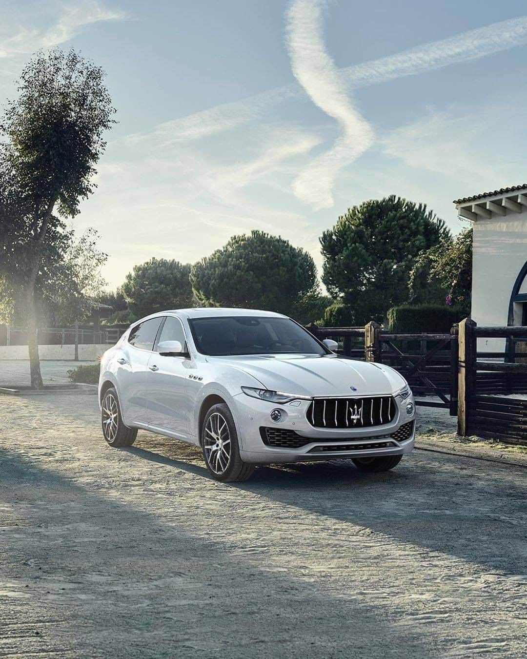 Maserati Japan | マセラティ ジャパンのインスタグラム：「マセラティの伝統であるグランドツアラーの特性を色濃く引き継いだ。ラグジュアリーSUV『レヴァンテ』。快適性、利便性、そしてパフォーマンス。これらすべてにおいて、あなたに特別な体験をもたらしてくれます。  #Maserati #マセラティ  #MaseratiJapan #マセラティジャパン #Levante #レヴァンテ」