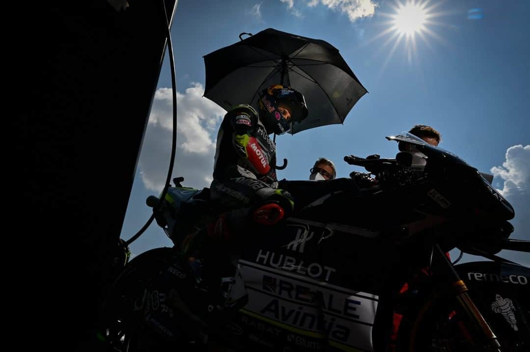 MotoGPさんのインスタグラム写真 - (MotoGPInstagram)「You can't be cooler than these boys on the grid 😎 #CzechGP 🇨🇿 #MotoGP 🏁 #SwipeLeft ⬅️」8月10日 17時01分 - motogp