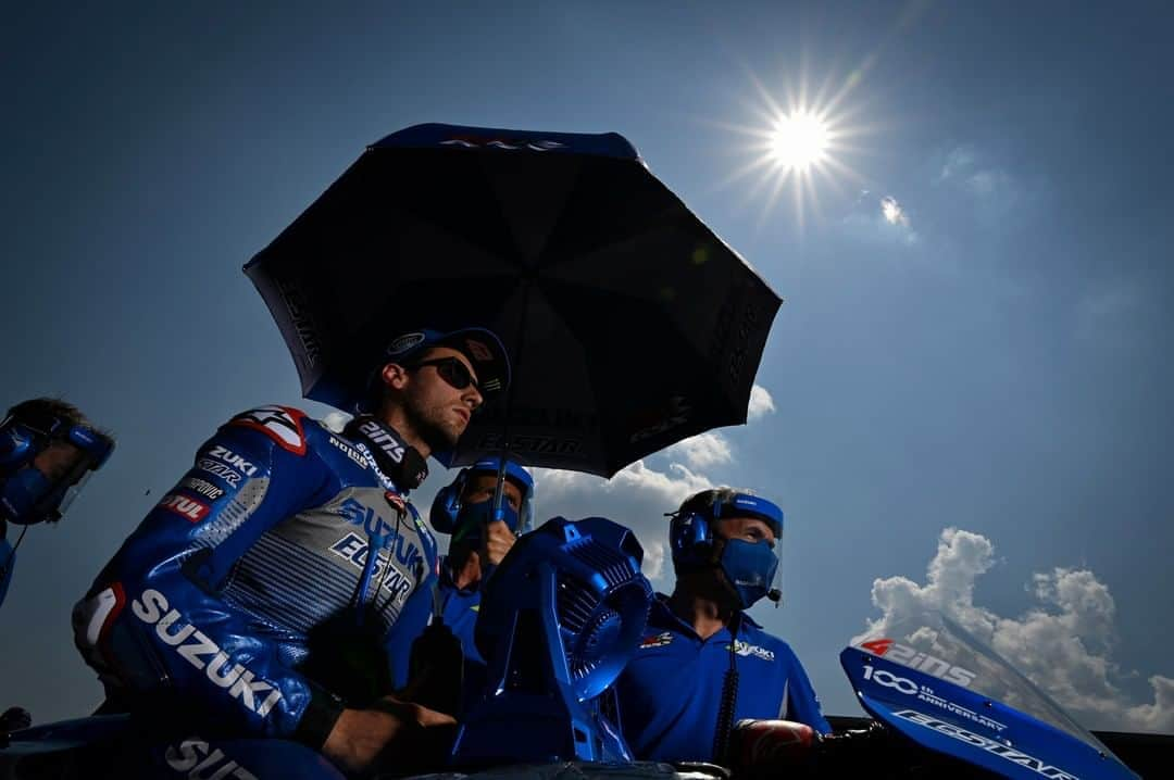 MotoGPさんのインスタグラム写真 - (MotoGPInstagram)「You can't be cooler than these boys on the grid 😎 #CzechGP 🇨🇿 #MotoGP 🏁 #SwipeLeft ⬅️」8月10日 17時01分 - motogp