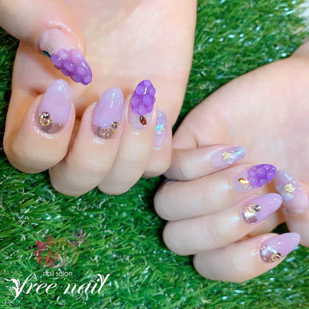 free nail フリーネイルのインスタグラム：「. お客様ネイル💅🏻🌺✨ . ぷくぷくグレープネイル🍇✨ . 夏はフルーツネイルも人気です🍇✨ . ▶︎▶︎▶︎スワイプして動画も見てね☝︎🎬✨ . ご来店ありがとうございました🙇🏻‍♀️🙇🏻‍♀️🙇🏻‍♀️💗 . #ネイルアート #ジェルネイル #ネイルサロン #大阪ネイルサロン #ネイルデザイン #ネイルチェンジ #フルーツネイル #ぶどうネイル #ぷっくりネイル #ミラーネイル #パープルネイル #キラキラネイル #デザインネイル #トレンドネイル #おしゃれネイル #キュートネイル #夏ネイル #summernails #nailsart #nailsdid #美甲 #日式美甲 #日式美甲胶 #日本美甲师 #日本美甲老师 #美甲上课 #日本胶 #フリーネイル #freenail」
