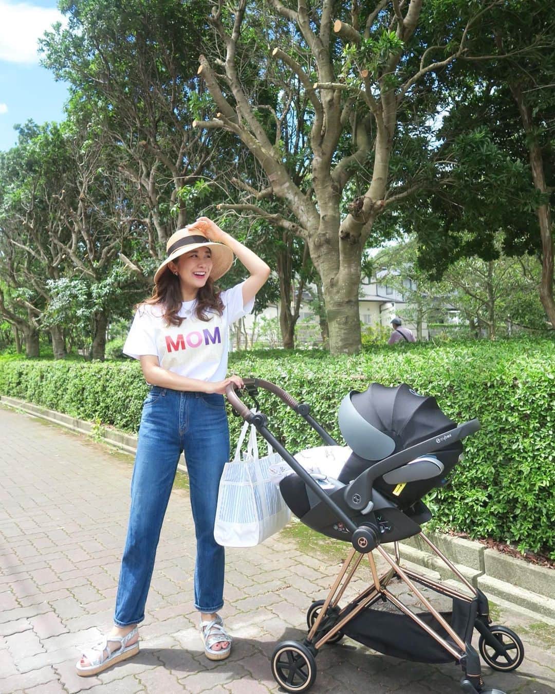 Mai Wakimizuのインスタグラム：「検診は貴重なお出掛けday!!ついにベビーカーデビューしました♡"MOM"のロゴが可愛いTシャツは、家族でリンクコーデが出来る新作♡(メンズとキッズもあります)ニットデザインをプリントしたもので、細かいところから少しずつ秋を意識♡私はど定番にデニムとのコーデが1番しっくり＼(^o^)／ #wakkinstyle#ootd#coordinate#ママコーデ tops:#linkable @linkable_official(今週13日〜受注販売予定) denim:#linkable @linkable_official  bag:#rosymonster shoes:#chanel hat:#helenkaminski」