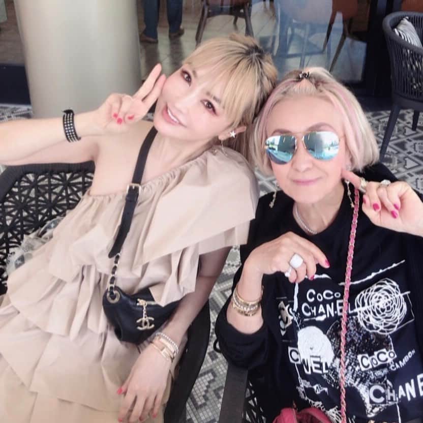 のインスタグラム：「日本も毎日暑そうですね〜☀️ こちらも40°を超えたりする日もありますが、湿度がなくドライなので、日差しは強いですがあまり辛くないです😊❣️ コロナ対策の日々ですが、 おかげさまで、ママも毎日元気にしていま〜す❣️ いつも、皆さまからのメッセージからパワーをもらって頑張るぞー‼️と言っております。 🍍🌴🌈STAY SAFE🌴🌈🍍  Dress  @hm  Bag  @chanelofficial   #LA#travel#lifestyle #beauty #fashion #risahirako#平子理沙」