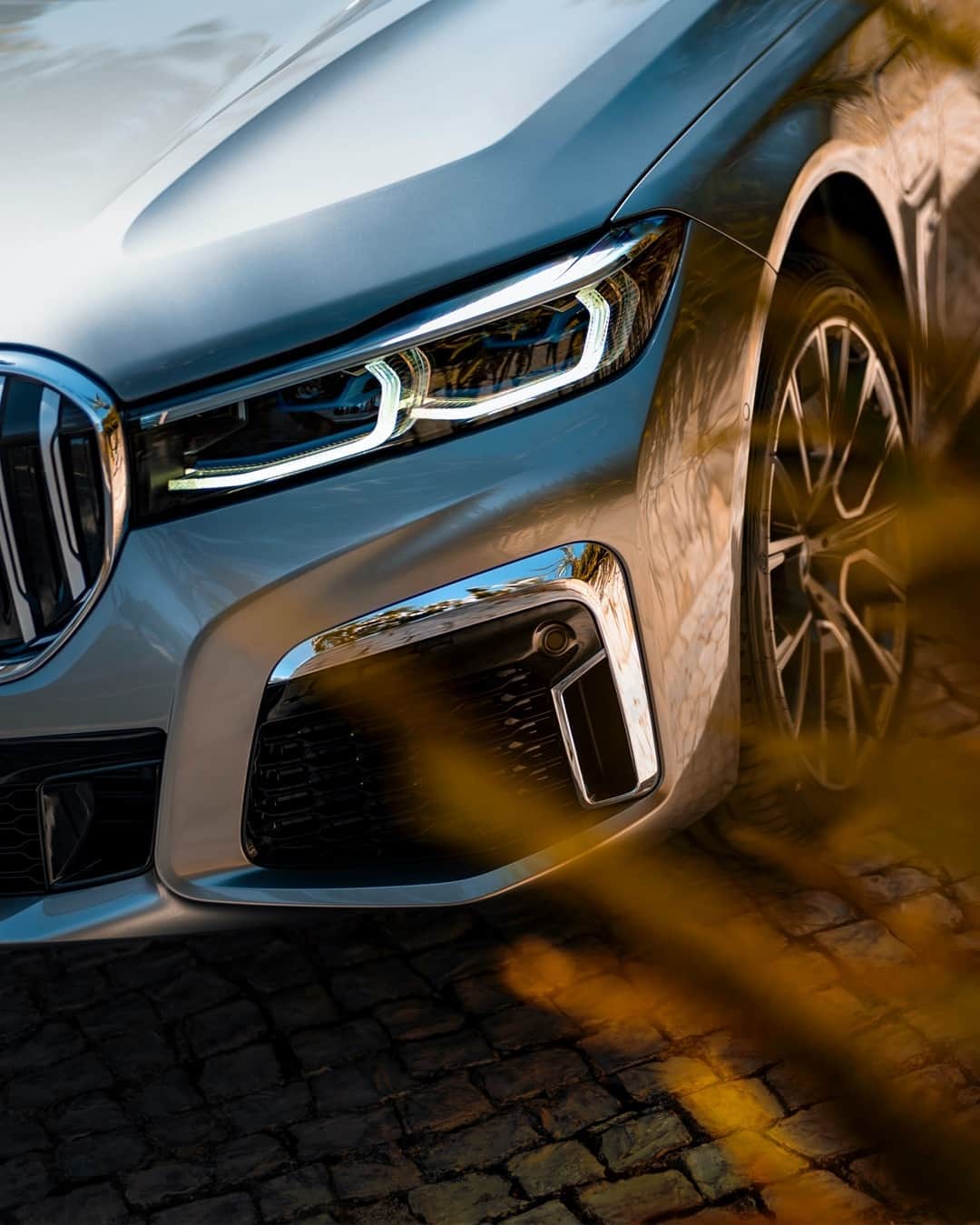 BMWのインスタグラム：「Think ahead. #THE7 #BMW #7Series #pluginhybrid #JoyElectrified __ BMW 745Le xDrive Sedan: Energy consumption in kWh/100 km (combined): 16.2–15.8. Fuel consumption in l/100 km (combined): 2.5–2.3. CO2 emissions in g/km (combined): 57–52. Further information: www.bmw.com/disclaimer.」