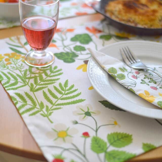 のインスタグラム：「今日は山の日⛰ けれども、今年は中々外出できませんね  おうちの食事を楽しくてしませんか？？  KLIPPANのキッチンファブリックがあるだけで楽しくなります  和洋食、選ばない柄がたくさんあります  ランチョンマットの生活、はじめませんか？？  . . ✎プロフィールから詳しいサイズやお値段などの情報をご覧頂けます→@ecomfort_eoct . #ecomforthouse🏠 宮下織絵  #エコンフォート #ecomfortHouse #サスティナブル #サスティナブルショップ #エコ　#サスティナブルな暮らし #暮らしを楽しむ #丁寧な暮らし #おうち時間をもっと快適に　#おうち時間をもっとたのしく #おうち時間 #テレワーク #リモートワーク #在宅勤務　#北欧 #今日の買い物が未来を変える #ホームデトックス　#KLIPPAN #クリッパン #しあわせを紡ぐクリッパン #アニマルウェルフェア #日本総輸入元 #スウェーデン」