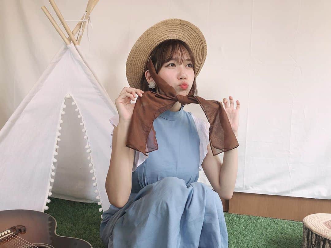 のインスタグラム：「ピクニックライブありがとうございました🥪🍙麦わら帽子かぶりながら、みんなとピクニックしながらのライブ楽しかった〜！ アーカイブは12日の23：59までYouTubeに残してあります！見逃した方はぜひ。 そして、もしこのライブを応援したいと思ってくれた方は辻詩音GOODS欄から残暑見舞いチケットの協力をしてもらえたら嬉しいです👸 お礼に辻詩音から残暑見舞いポストカードが届くよー！！  配信ライブはまだ二回目だから色々学ぶこともできないことも多くて、なんかデビュー当時に戻った気分だ。 終わったら毎回反省してる。 今日は返しのスピーカーの接続がだめで、もう全部生音で歌った😂ちょっと大変だったけど、みんなが楽しめてくれてたならそれでいいです！ しばらくはミステイクも多いと思うけど、悔しいと思える自分が嬉しいの。 回数を重ねるごとに良くなっていけるよう努力するよ！！ そして忘れてはいけないのが、少人数でほんとに試行錯誤してくれてるスタッフの方達がいて成り立ってる。 サポートメンバーも。 そして、観てくれて応援してくれてるみんな本当にありがとう！！ ツイキャスライブは、クオリティの高いものを届けられるけど、YouTubeはこういういい意味でゆるいライブも届けられるしどちらの良さもあるよね？ 次はどんなライブがみたいですか？？いろんな意見を聞かせてください。 次回夏あつめイベントは、オンライン花火か祭りか、、あと辻先生の夏期講習ライブもやりたいな。 #辻詩音 #ピクニックライブ #ピクニック #辻詩音ピクニックライブ #サンドイッチ #辻詩音と夏あつめ #picnic」