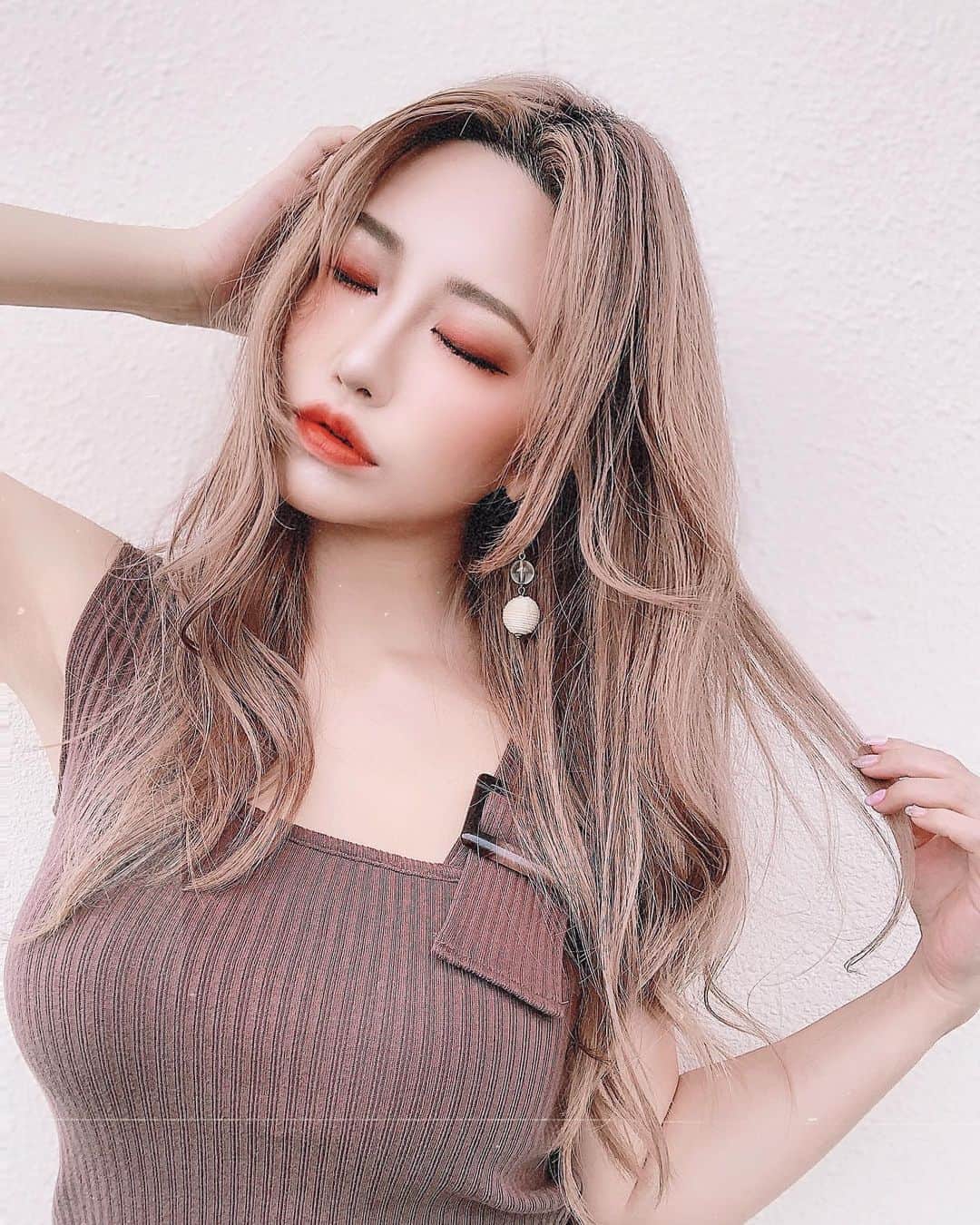 春咲ひなたのインスタグラム：「次の髪の毛何色にしよかなー🎨💭 ピンクかムラサキのアッシュで悩むー！ . てか全然話違うんだけど このしまむらのトップス可愛い。 700えんだたよ🦦 . #真夏日#眩しい#しまむら購入品 #アイシャドウ#ダイソーコスメ#urglam . #東京#新宿#歌舞伎町#キャバ嬢#もはや#元キャバ嬢#マツエク#春咲ひなた#YouTube#youtuber . YouTubeに関する問い合わせ先♡  株式会社YEEELL 〒150-0002  東京都渋谷区渋谷3-27-11 祐真ビル新館5F  info@yeeell.jp」