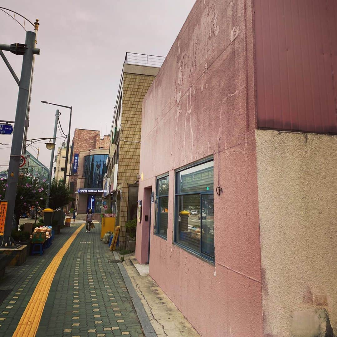 コン・ヒョジンさんのインスタグラム写真 - (コン・ヒョジンInstagram)「비가오니 생각..」8月10日 17時23分 - rovvxhyo