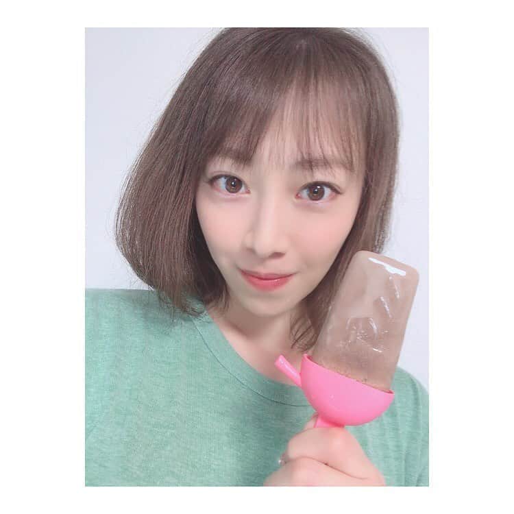 中村果生莉のインスタグラム：「😍 . . 最近はもっぱらプロテインアイスにハマってます😂  @satoshishimizu0313 くんから聞いたので、早速作ってみたらこれが最高に美味しい🍨笑  聡くんは同い年なのに、まだまだバリバリの現役で活躍し続けているプロボクサー🤣🙏✨  減量中に食べたりするんだって！  プロテインアイスは、水で割るバージョンはプロテインと水が分離しちゃって上手く出来ず  豆乳で割るバージョンで作ったらちゃんと甘みもあって、しっかり固まってホントにアイスで、美味しい😎✨  皆様も是非〜🍀😂 . . #パーソナルトレーニング #パーソナル #ジム #gym #肉体改造 #ダイエット #diet #training #プロテイン #プロテインアイス #protein #アイス」