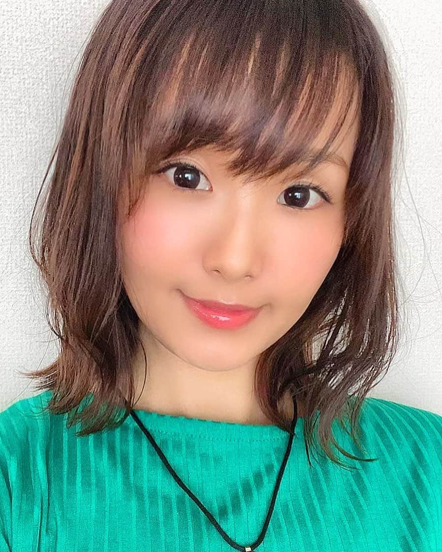 森碕ひろかのインスタグラム：「髪だいぶ伸びたなぁ。  伸ばすかショートにするか悩む🤔  #どっち派ですか」