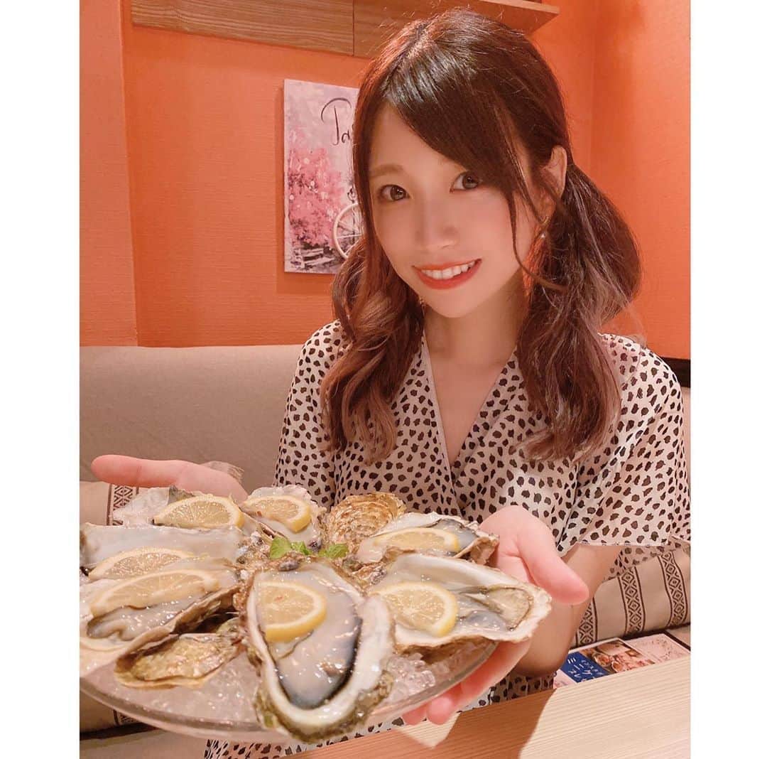 神崎紗衣さんのインスタグラム写真 - (神崎紗衣Instagram)「具合がすぐれない間ずっと外に出ていなくて、出れるようになってこれでもかってくらい外食しています。  昨夜は新宿にあるUMIバル( @umibal.shinjuku )で牡蠣ジェンガ！乗せた分だけ食べれるの～🦪🦪🦪 魚介たっぷり絶望パスタっていう激辛Menuもしっかりたいらげた🔥  なんでも生に限るね！魚介もお肉もあっちの方も🏩  #新宿グルメ#シーフード#生牡蠣#大食い女子#pr #seafood#oyster#japanesegiri#foodstagram」8月10日 17時36分 - kanzaki_sae