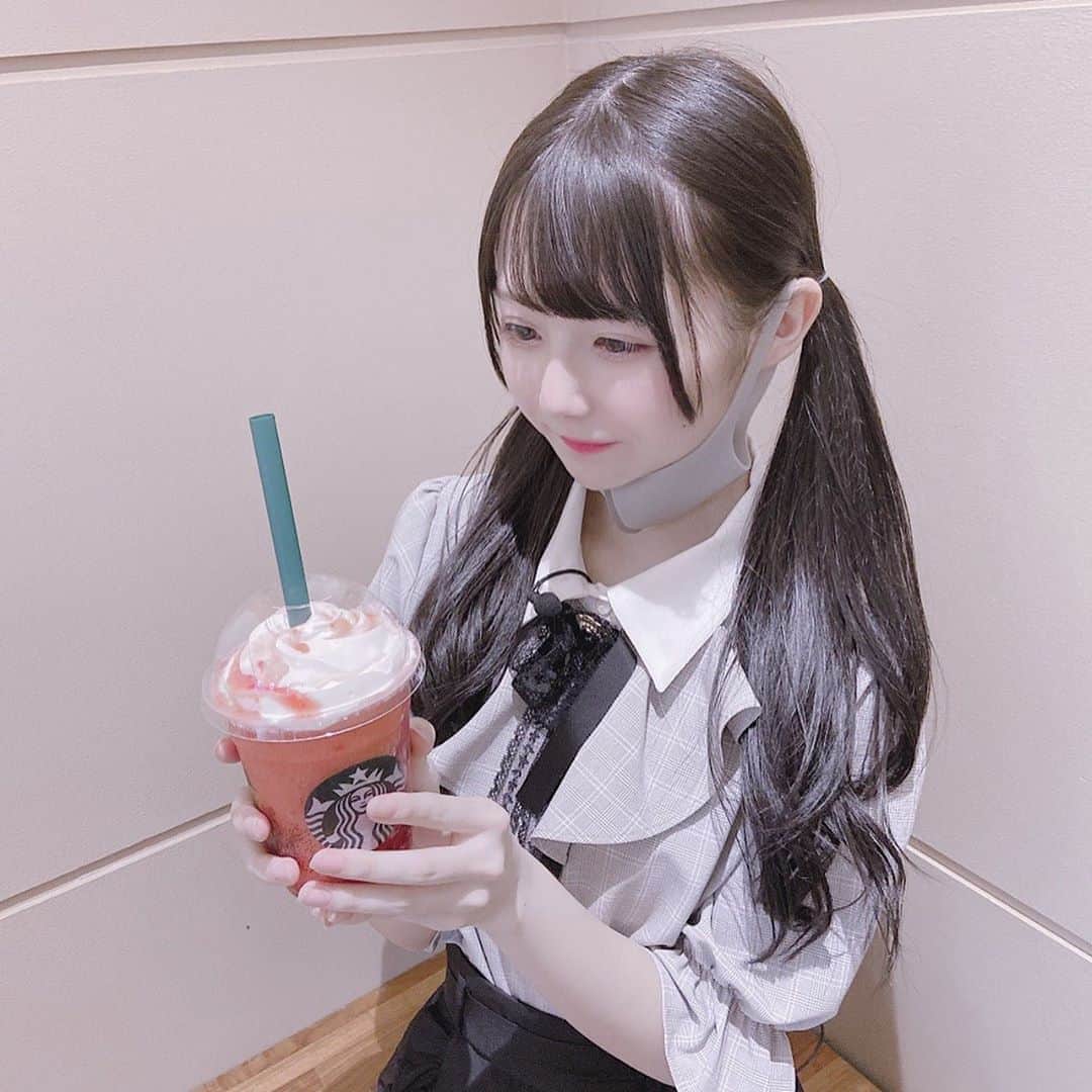 山本あこのインスタグラム：「さいきんよく頼むのはバニラクリームフラペチーノです  #スリジエ #山本あこ」