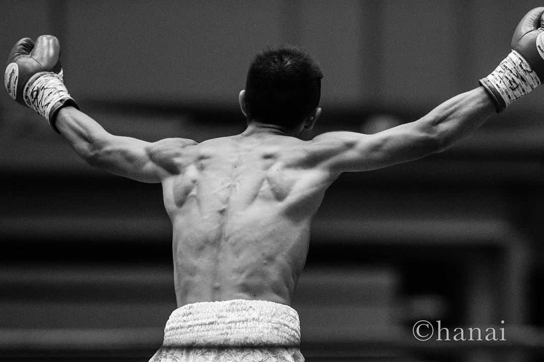 Yasunari Hanaiのインスタグラム：「ボクシング 勝利🏆  #刈谷 #ボクシング #モノクロ #スポーツ写真 #スポーツ  #canon  #canon_photos #sportsphotographer  #sports  #1dxmark2  #タクミスポーツフォト #takumisportsphoto」