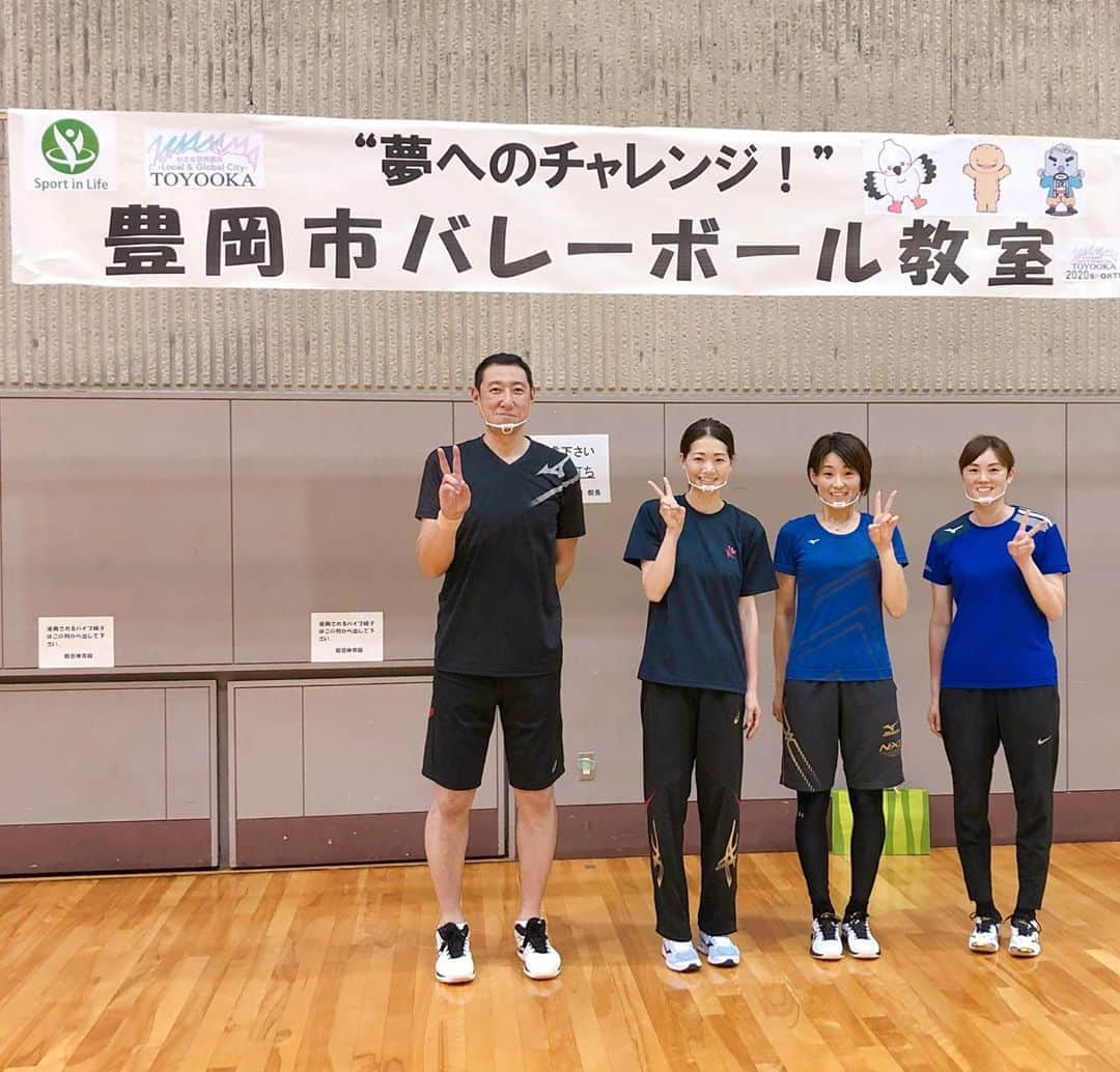 井上香織さんのインスタグラム写真 - (井上香織Instagram)「2020.8.10 ・ 豊岡市でのバレー教室🏐 8/8.9は小学生と中学生。 ・ @riebiiiii りえちゃんが8/9誕生日で参加者全員と最後にサプライズで大合唱♬🎂 涙を流すりえちゃんの横で @yumemai2 ゆめがもらい泣き。 涙腺緩々メンバー♡ ・ #豊岡市 #バレー教室 #斎藤信治　のぶさん #山口舞　ゆめ #高木理江　りえちゃん #井上香織 #ありがとうございました」8月10日 17時43分 - kaorin888