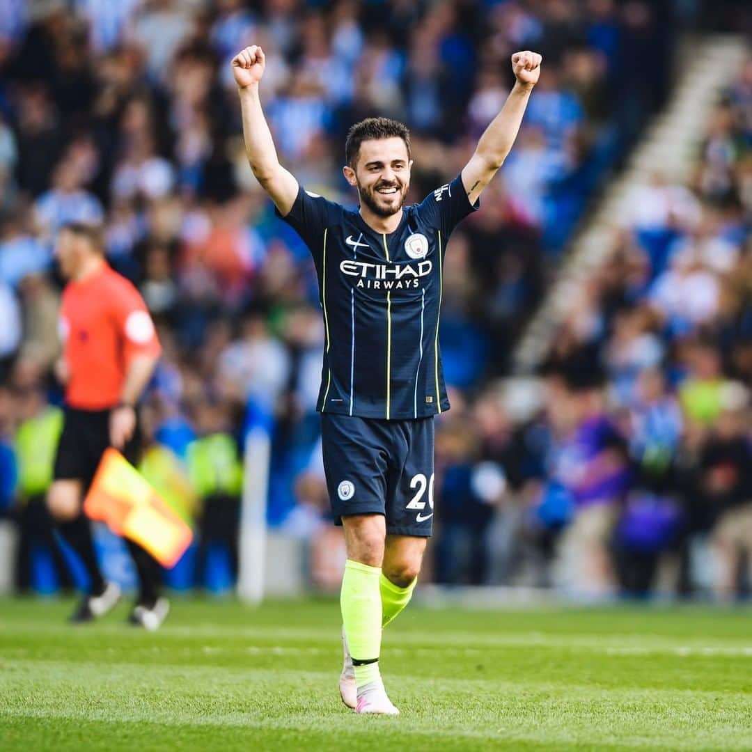 マンチェスター・シティFCさんのインスタグラム写真 - (マンチェスター・シティFCInstagram)「Happy Birthday! @bernardocarvalhosilva 🥳🙌 #mancity」8月10日 17時43分 - mancity