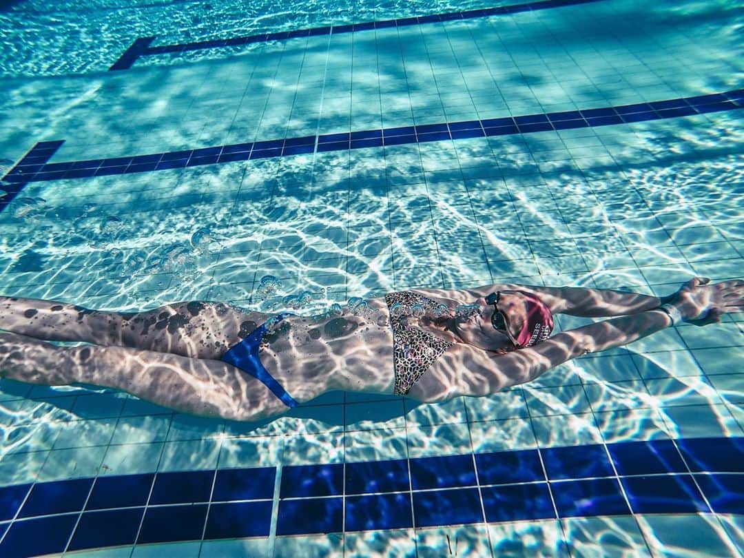エミリー・シーボームのインスタグラム：「Dancing in my own lane.  #swimming #water #athlete #arena #training #sun #sunshine」