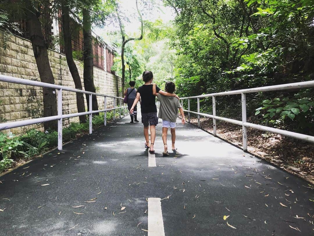 井川祐輔さんのインスタグラム写真 - (井川祐輔Instagram)「香港滞在記#194﻿ ﻿ コロナ対策の為に色々と規制が厳しい香港。﻿ 外出する人数の制限や公共施設の閉鎖など、﻿ 子供達にとって運動する機会が激減している今日この頃。﻿ 家にいてもダラダラするだけなので、﻿ 時間を見つけて散歩をしに行ってきました。﻿ ﻿ 運動不足のせいもあり、散歩でもすぐに不平不満を漏らす我が子達…苦笑﻿ 「仲が良い程喧嘩をする」﻿ とはよく言ったもので、﻿ 普段から仲が良いんですが、﻿ すぐに喧嘩が始まる長男・次男。﻿ ﻿ ただ、﻿ この後ろ姿を見ると兄弟っていいな！﻿ と、﻿ つくづくと感じる一人っ子の父親でした。﻿ ﻿ #香港滞在記﻿ #香港﻿ #兄弟﻿ #三兄弟﻿ #散歩﻿ #hongkong﻿ #hk﻿ #brother﻿ #threebrothers﻿ #takeawalk」8月10日 8時52分 - yusukeigawa_4