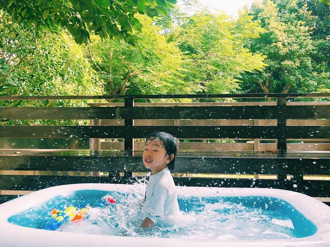 宇藤えみさんのインスタグラム写真 - (宇藤えみInstagram)「僕の夏休み。 いつもと違う夏休みが始まりましたね。 我が家は愛媛に帰えれない夏ははじめて…泣 といっててもしゃ〜ないので 楽しんで夏の思い出を作るんだぁ♪ 朝から虫探ししたあとは プールやお風呂や水の中でなが〜く過ごす息子。 それでもお昼寝しなく 親がひぃ〜ひぃ〜笑 さぁ、今日は何しようか。 #僕の夏休み#3歳#成長記録」8月10日 8時52分 - emiuto