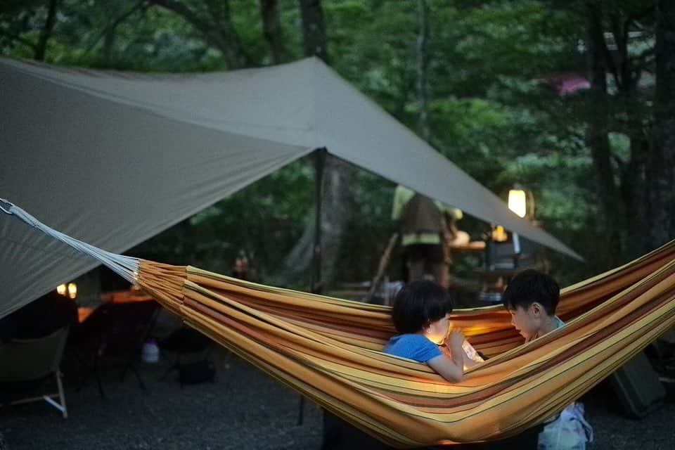 谷尻誠さんのインスタグラム写真 - (谷尻誠Instagram)「キャンプに行くたびに息子がたくましくなっていく。 自然からの学びは多い。  𝐸𝑣𝑒𝑟𝑦 𝑡𝑖𝑚𝑒 𝐼 𝑔𝑜 𝑡𝑜 𝑐𝑎𝑚𝑝, 𝑚𝑦 𝑠𝑜𝑛 𝑔𝑒𝑡𝑠 𝑡𝑜𝑢𝑔ℎ𝑒𝑟 𝑎𝑛𝑑 𝑡𝑜𝑢𝑔ℎ𝑒𝑟. 𝐻𝑒 𝑙𝑒𝑎𝑟𝑛𝑠 𝑎 𝑙𝑜𝑡 𝑓𝑟𝑜𝑚 𝑛𝑎𝑡𝑢𝑟𝑒.  #𝑐𝑎𝑚𝑝 #𝑒𝑑𝑢𝑐𝑎𝑡𝑖𝑜𝑛」8月10日 8時52分 - tanijirimakoto