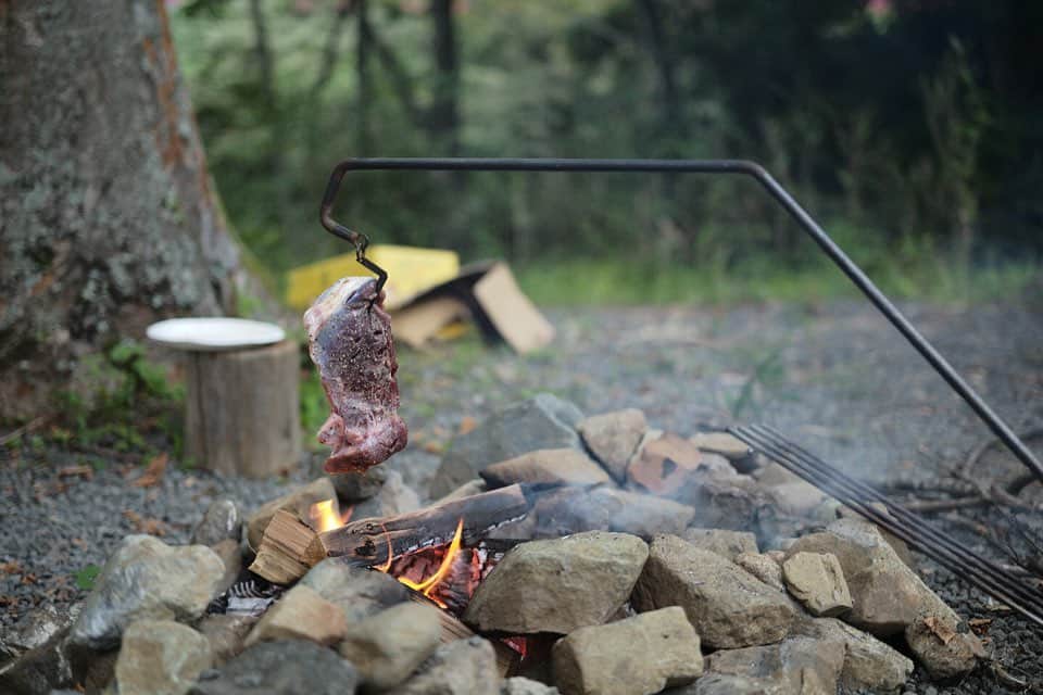 谷尻誠さんのインスタグラム写真 - (谷尻誠Instagram)「キャンプに行くたびに息子がたくましくなっていく。 自然からの学びは多い。  𝐸𝑣𝑒𝑟𝑦 𝑡𝑖𝑚𝑒 𝐼 𝑔𝑜 𝑡𝑜 𝑐𝑎𝑚𝑝, 𝑚𝑦 𝑠𝑜𝑛 𝑔𝑒𝑡𝑠 𝑡𝑜𝑢𝑔ℎ𝑒𝑟 𝑎𝑛𝑑 𝑡𝑜𝑢𝑔ℎ𝑒𝑟. 𝐻𝑒 𝑙𝑒𝑎𝑟𝑛𝑠 𝑎 𝑙𝑜𝑡 𝑓𝑟𝑜𝑚 𝑛𝑎𝑡𝑢𝑟𝑒.  #𝑐𝑎𝑚𝑝 #𝑒𝑑𝑢𝑐𝑎𝑡𝑖𝑜𝑛」8月10日 8時52分 - tanijirimakoto