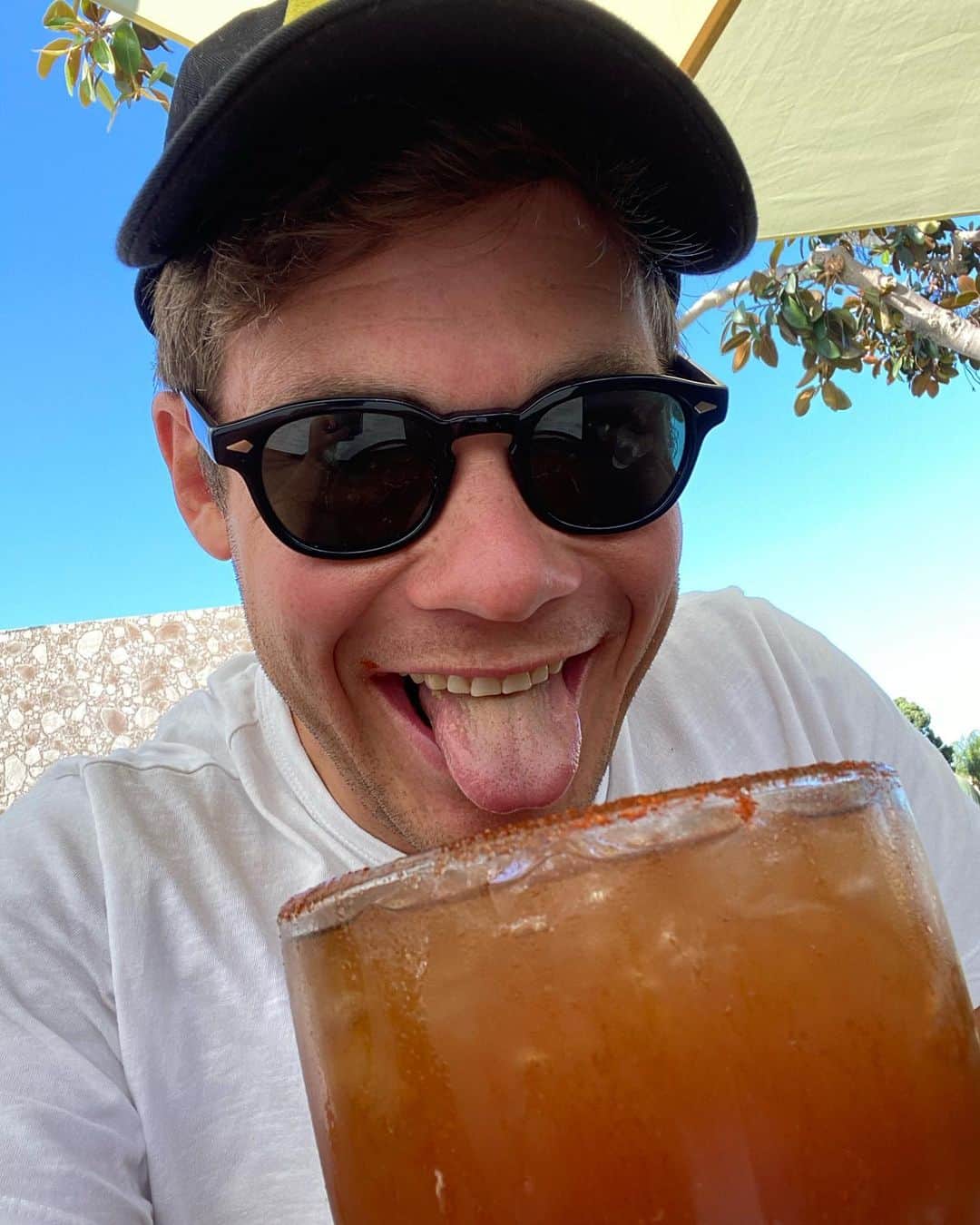 アダム・ディバインのインスタグラム：「Sunday done day. 🍺」