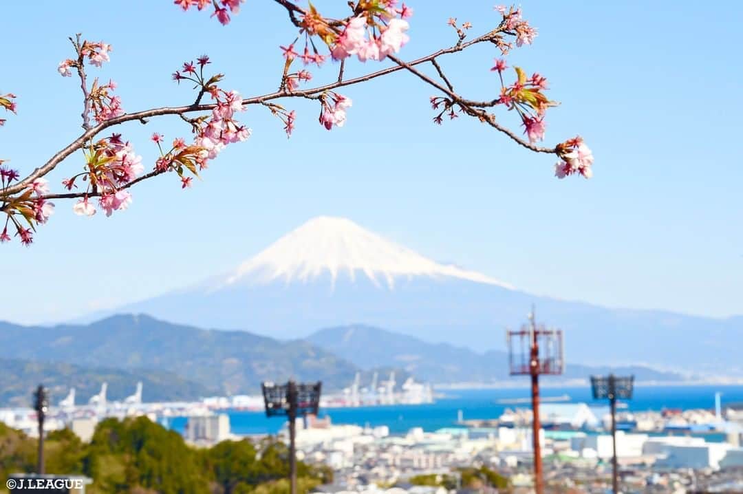 のインスタグラム：「.﻿ 今日は #山の日 🗻﻿ ﻿ 日本一の山といえば #富士山 ✨﻿ ﻿ #清水エスパルス の ﻿ #IAIスタジアム日本平 から﻿ こんな絶景が撮れました📸﻿ ﻿ #Ｊリーグ﻿ #jleague﻿ ﻿ #spulse #🧡﻿ #🗻 #fuji #fujisan #mtfuji﻿ #青空 #空 #sky﻿ #絶景 #景色 #美しい #beauty﻿ #ダレカニミセタイソラ﻿ #ダレカニミセタイケシキ﻿ #サッカー #soccer #football #⚽️﻿ #スタジアム #stadium #🏟﻿ #0810」