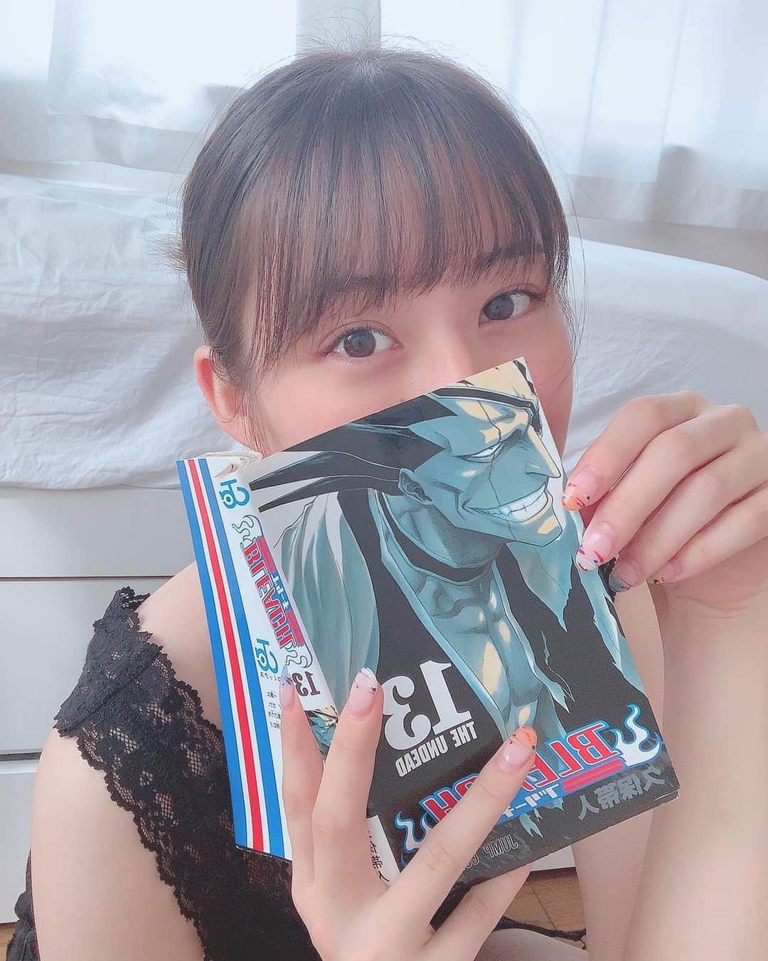 のインスタグラム：「📚﻿#ゆのぴく🐰 ﻿ おはよっ  最近の電車移動時間は﻿ ﻿ ﻿ BLEACHを読んでます。﻿ ﻿ ﻿ ﻿ ゆのこういう漫画とかアニメとか﻿ ﻿ 王道に主人公を好きになっちゃうタイプなんだよね。﻿ ﻿ ﻿ ルフィとか森羅とか一護とか。笑﻿ ﻿ もちろんたくさん好きなキャラはいるけどね。﻿ ﻿ 面白いアニメ漫画教えてち☻﻿ ﻿」