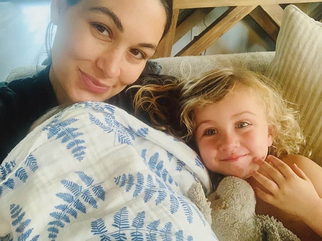 People Magazineさんのインスタグラム写真 - (People MagazineInstagram)「Brie Bella loves being a new mom of two! 🍼 "Can’t believe it’s been a week already!!! 💙💛" the Total Bellas star wrote alongside a sweet selfie with 3-year-old daughter Birdie Joe while holding her newborn son.  #Regram @thebriebella」8月10日 9時08分 - people