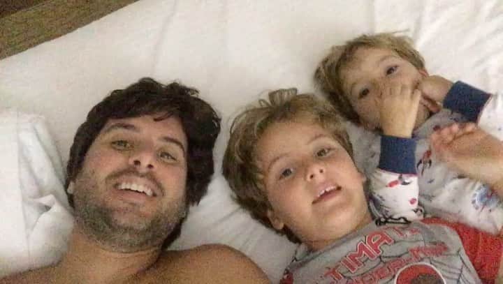 Claudia Leitteのインスタグラム：「Obrigada, Deus! O pai dos meus filhos é tão lindo quanto o meu, @claudioinacio ! Ps. @mmpedreira, olhando assim, pra essas fotos e vídeos lindos, deu até vontade de vestir a camisola da fertilidade... mas, já passou, viu? 😂Feliz dia dos pais, meu amor! 🙌🏻」